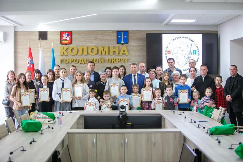 «Мой папа – герой!»: коломенские школьники устроили художественную выставку в здании администрации Новости Коломны 