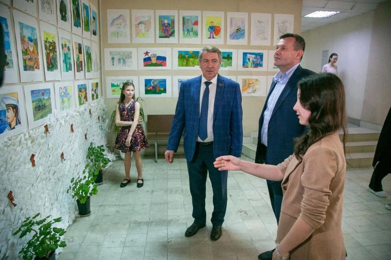 «Мой папа – герой!»: коломенские школьники устроили художественную выставку в здании администрации Новости Коломны 
