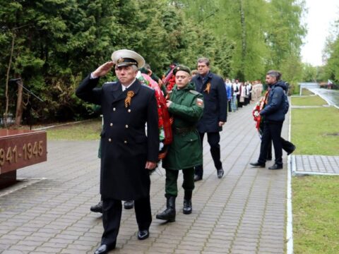 У братской могилы на Старом кладбище Коломны почтили память погибших фронтовиков Новости Коломны 